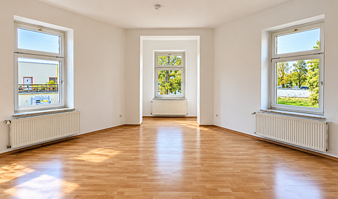 Beautiful 2-room apartment, excellent location on the 1st floor, with a bright bathroom, a large balcony, and a kitchen with balcony access.