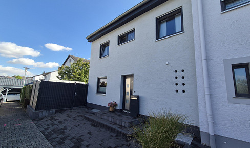 Semi-detached house with 5 rooms, a garden, a balcony, a terrace, and a sauna.