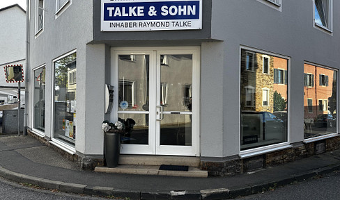 350 square meters for your business: Corner location, large display windows, and 2 parking spaces.