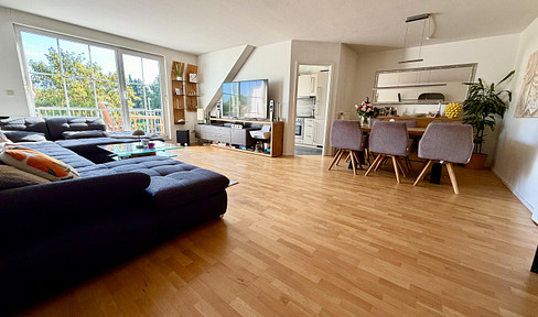 Well-maintained 2.5-room apartment in Düsseldorf with a view of greenery.