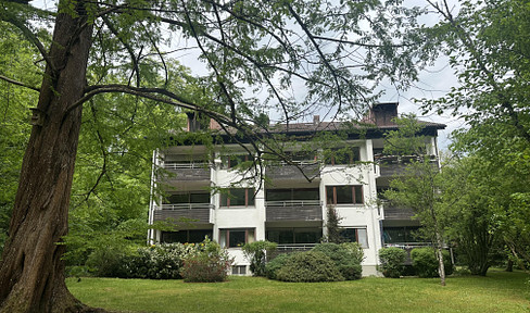 Live where others vacation: Renovated 3-room apartment with a balcony and a view of the greenery.