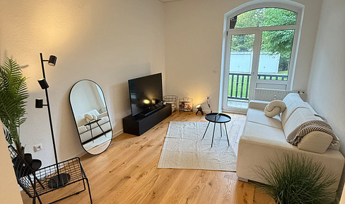 Modern, high-quality renovated ground-floor 2-room apartment with balcony, available immediately.