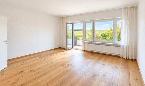 No commission - Modernized 3-room apartment with south-facing balcony, elevator, and parking space, available in 2026.