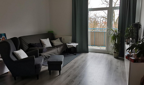 Renovated and centrally located! Spacious 2-room apartment (65 m²) with a balcony, kitchen-living room, bathtub, and cellar.