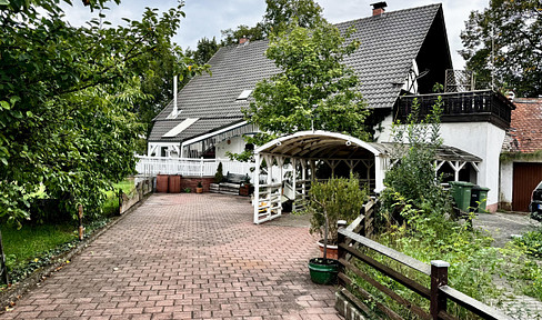Detached two-family house in a family-friendly location in Sassanfahrt. No commission fees.