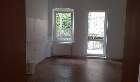 3-room apartment in a historic building, located in the medical district, 2nd floor (balcony, bathroom with window, large kitchen).