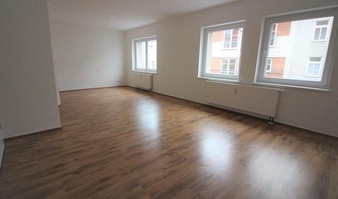 High-quality and beautiful 5-room apartment in a good location, with a balcony.