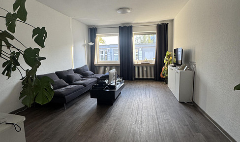 Bright, modern 2.5-room apartment with a spacious living area, located in a quiet courtyard.