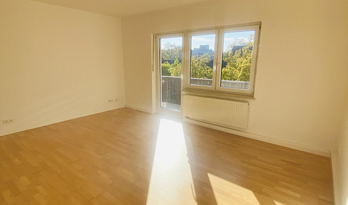 Helle 2 Zimmer Wohnung mit 2 Balkonen und Blick auf die NBG Stadtmauer