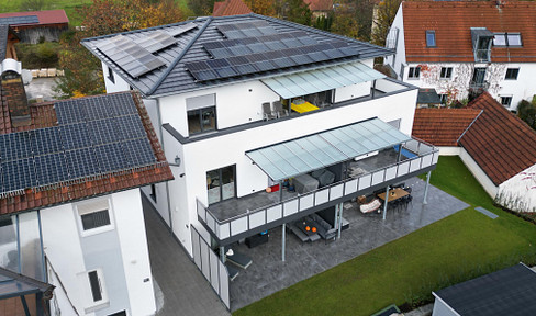 High-quality new construction, 2025: Accessible 3-room apartment with elevator, 17 m² balcony, and fitted kitchen.