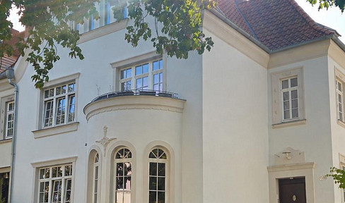 Historic multi-family house/townhouse in Hannover-Bult with a west-facing garden - no commission fees.