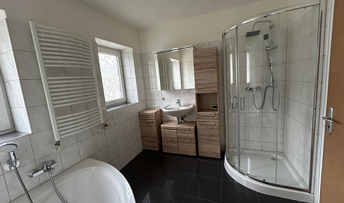 Ideal for couples: Bright 3-room apartment with kitchen, bathroom, and balcony, laundry room, and access to a garden.