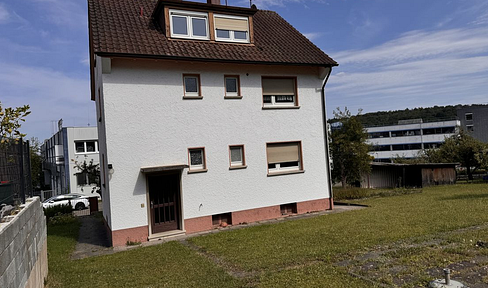 Investment property: 2-room garden apartment in a well-maintained multi-family building.