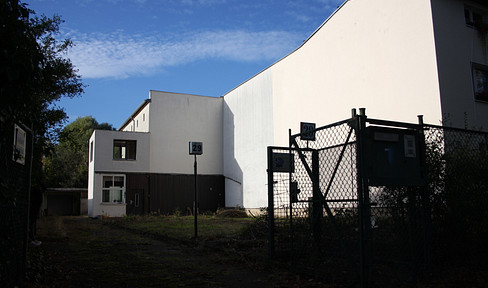 Commercial property with approximately 565 square meters, including a residential building of 151 square meters, located in Berlin-Reinickendorf.