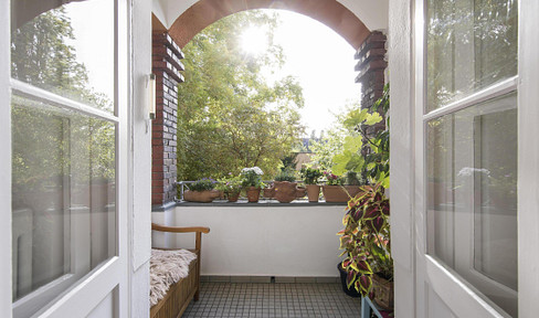 Renovated 3-room apartment in a historic building with a balcony overlooking a green courtyard, located near the Sprengelkiez neighborhood.