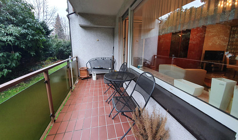2.5-room apartment in Altenbochum, quiet, green, central location, balcony, parquet flooring, recently renovated, bathtub and shower.