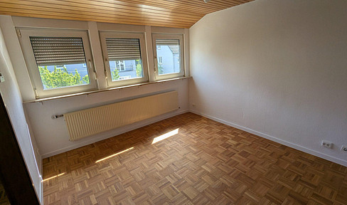4-room apartment suitable for shared living, located in the attic, with a balcony, 2 bathrooms, and a fitted kitchen – Stuttgart-Bad Cannstatt.