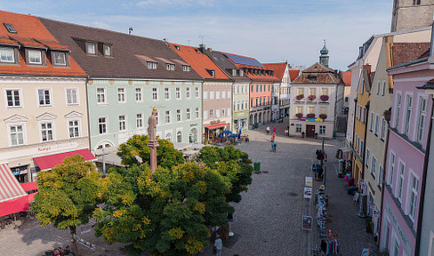 Prime location in Weilheim's old town: 3-room apartment with loggia and terrace, near Marienplatz.