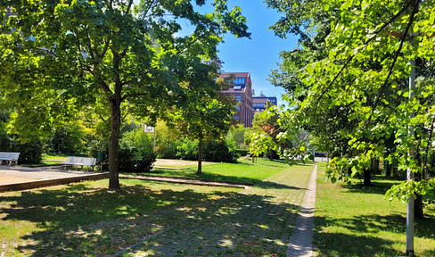Spacious 2-room apartment with elevator, large balcony, and underground parking, located near Humboldthain.