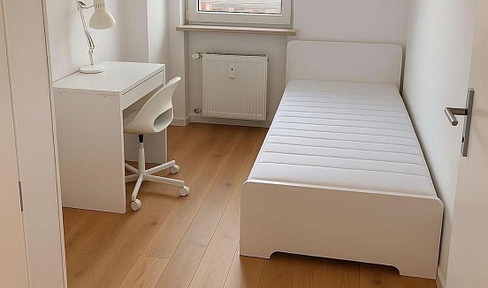 New 5-room apartment in WG Kriftel, 27 minutes from the airport, 32 minutes from Frankfurt city center, and close to the airport.
