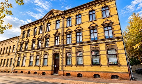 Multi-family house in a central location in Bitterfeld, free of tenants, with a 8.4% return on investment.