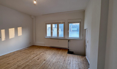 Private entrance, wooden floors, and a bedroom under the roof: 2-room apartment in Merscheid.