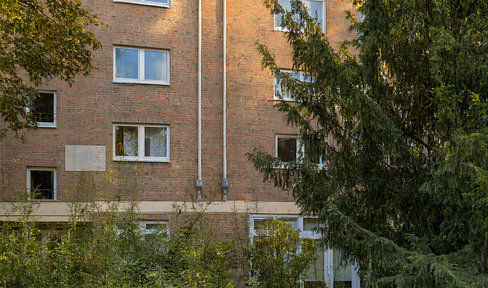 1.5-room attic apartment in the Bonn city center, offered privately.