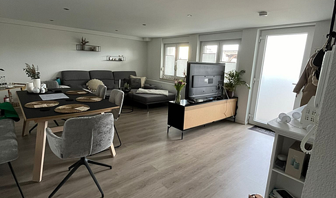 Bright 2-room apartment with a large terrace, fitted kitchen, and carport.