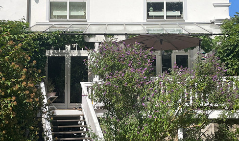 Art Nouveau meets the future: Spacious villa half with garden in Hamburg-Blankenese.