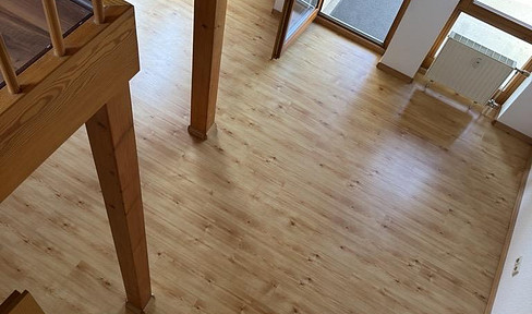 Characterful living near Grüttpark: Duplex apartment with mezzanine, balcony, and 2 parking spaces.