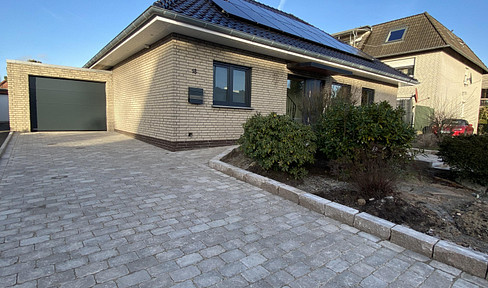 Exclusive 1-2 family house, completely renovated to KfW 70 standards, featuring renewable energy sources.