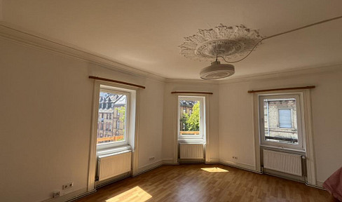 Charming 4-room apartment with a new fitted kitchen.
