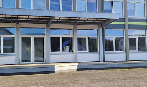 700 square meters of high-quality commercial space, with granite flooring, located on the ground floor.