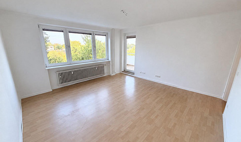 Bright 2-room apartment with a balcony, fitted kitchen, and a view of greenery – MetroBus 5 stop right outside.