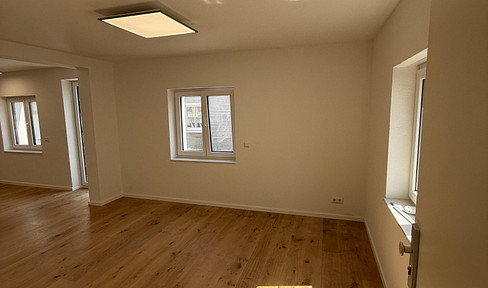 Energy efficiency class A+: Avoid utility bill frustration with this maisonette apartment in a renovated KfW-certified energy-efficient building.