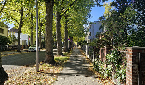 House with a large garden, built in 1919. Requires renovation and is eligible for funding.