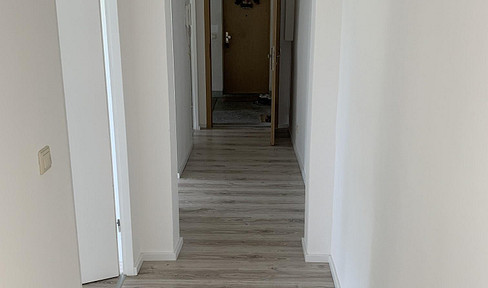 Apartments with 1 or 3 rooms, featuring a fitted kitchen, balcony, bathtub, cellar, and free parking spaces, located near Amazon.