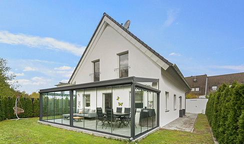 Brand new single-family home built in 2019, featuring a heat pump, solar panels, a garden, and a garage with a carport.