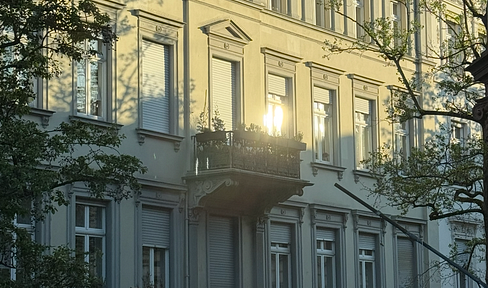 Modern 2-room apartment in Wiesbaden-Mitte – with fitted kitchen and parking space.