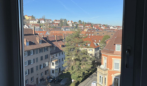 FURNISHED: Bright 1-bedroom apartment with panoramic views and a balcony in Stuttgart-Ost.