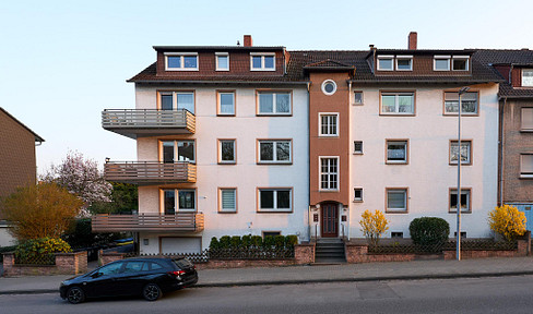 Apartment building in the city center of Kaiserslautern, featuring 8 apartments, 5 garages, and potential for further development. No commission fees.