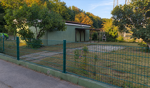 423 square meters of land with rented garages and development potential, located in Waldshut.