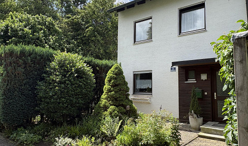 Idyllic living on the green belt in Ingolstadt, Monikaviertel - Terraced house with swimming pool.