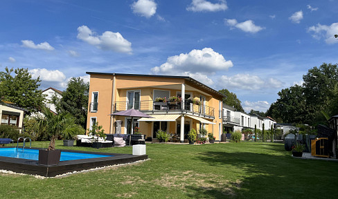 Exclusive single-family home with a pool, sauna, and high-quality finishes, located in Feucht.