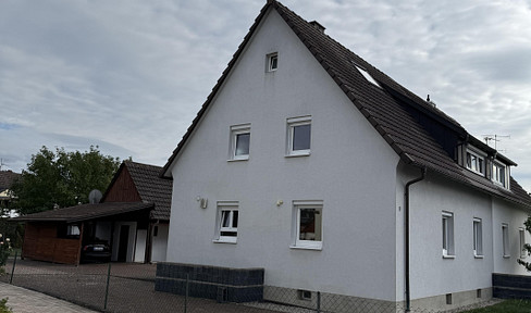 Well-maintained semi-detached house with a large 580 m² plot and a carport, available immediately, no commission fees.