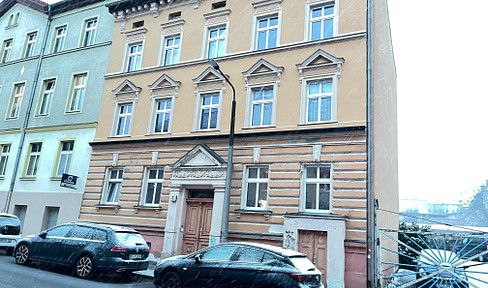 Newly renovated 2-room apartment in a prime location.