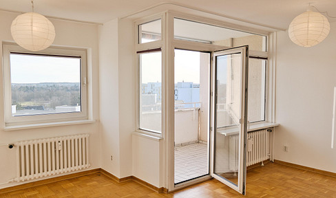 Modernized 2-room apartment with a balcony/loggia and a private garage, located in a quiet area of Spandau.