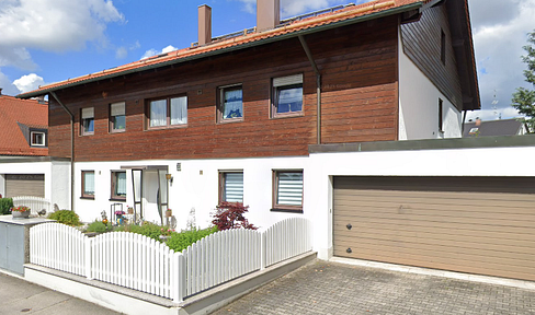 Spacious 4-room apartment with a balcony, located in the popular Trudering district.