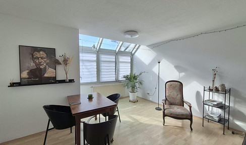 Bright 3-room apartment with fitted kitchen and balcony, located in Memmelsdorf, district of Lichteneiche, in a pleasant residential area.