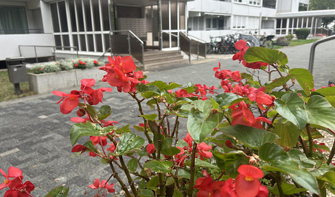No fees! Beautiful 3-room apartment with a balcony and parking spaces.